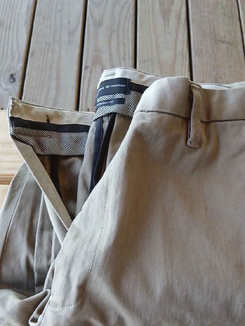 Dockers Men's Straight Fit Khaki Chinos - Tan